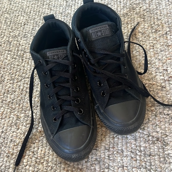 Mid length converse in black. Mens/women unisex shoe. - Picture 4 of 5